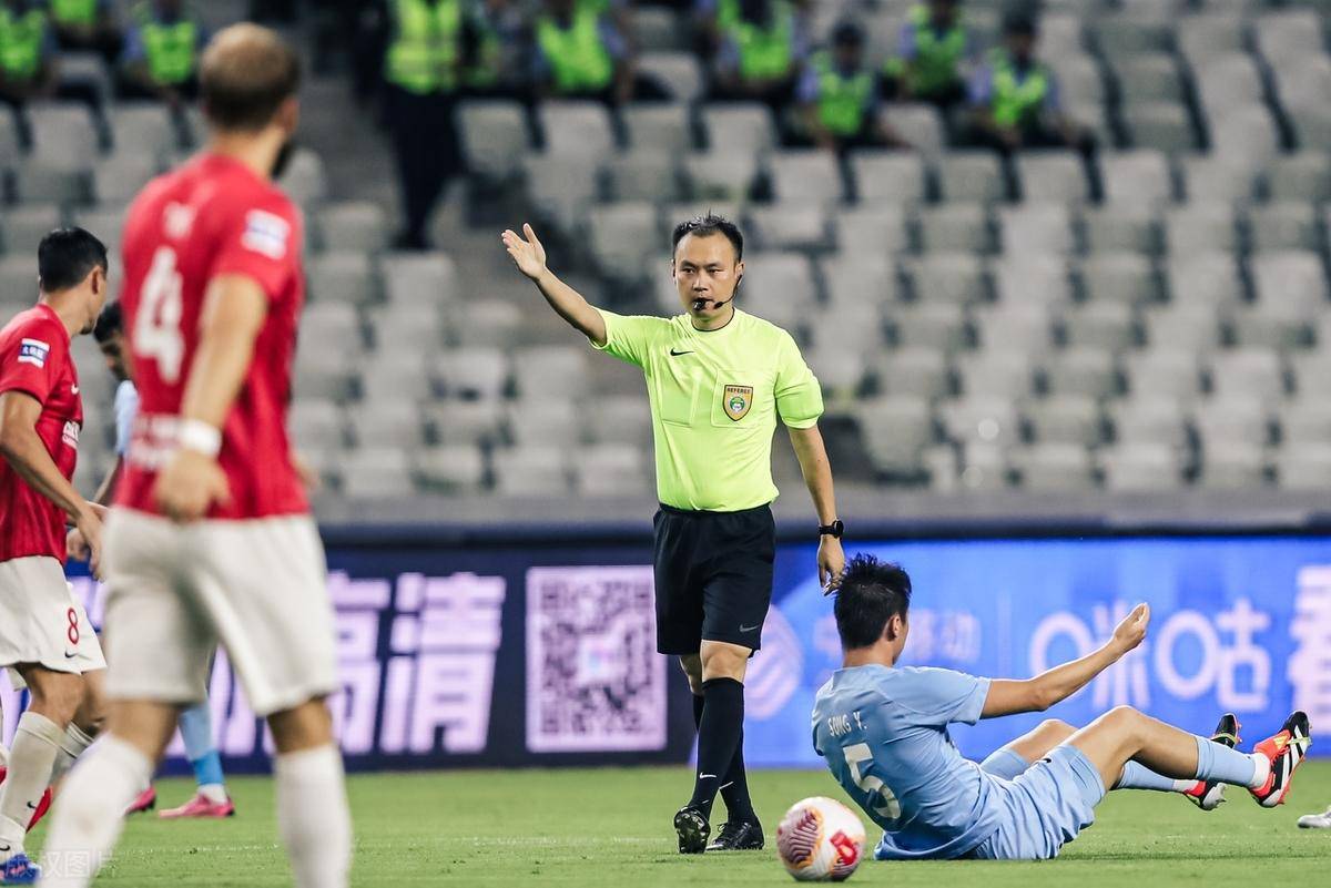 中超裁判判罚引发讨论(中超裁判判罚引发讨论的原因)